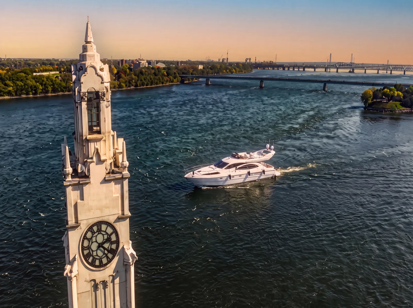Yacht devant la Tour de l'Horloge du Vieux-Port de Montréal